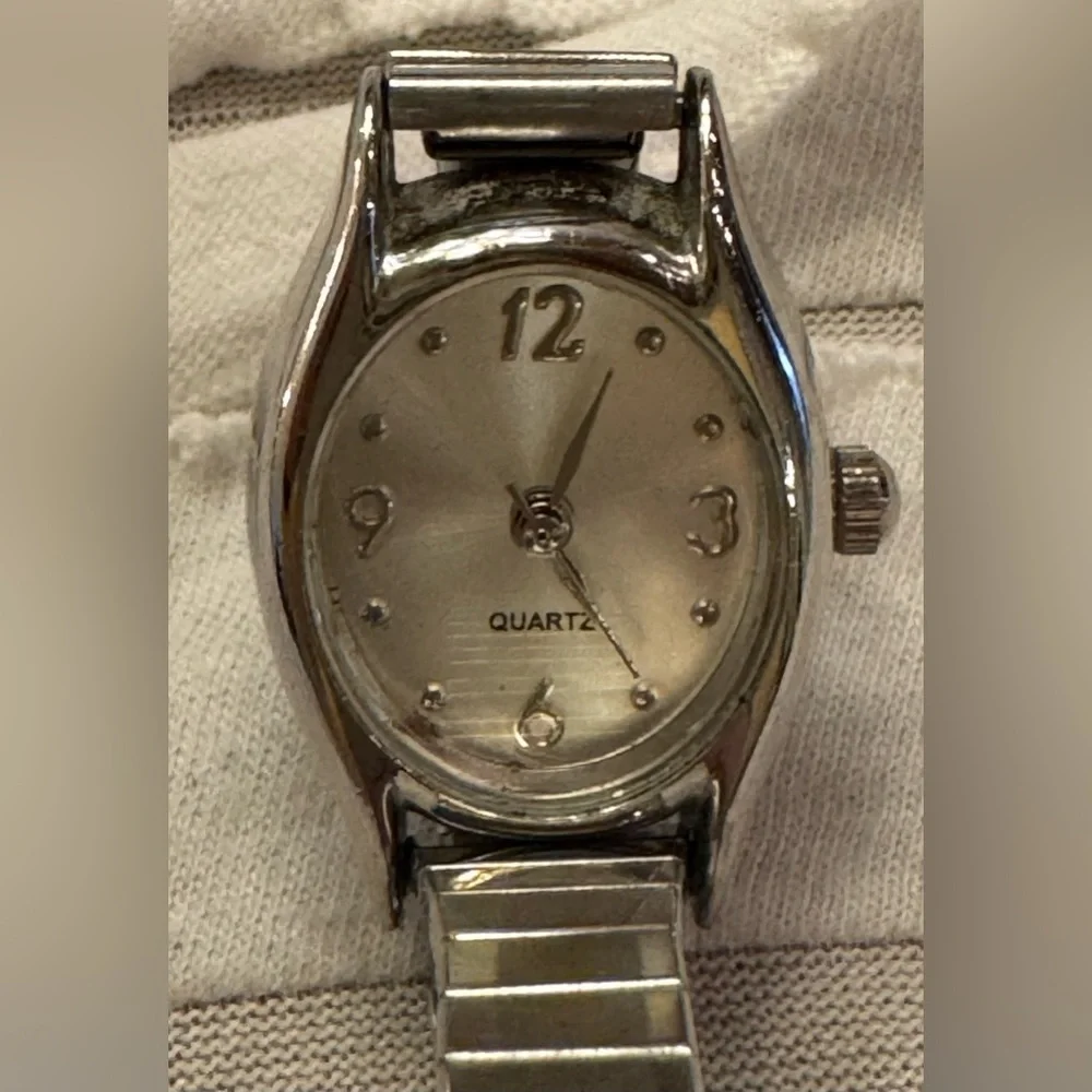Analog Watch Silver Tone Expansion Stretch Band Oval Shaped Face Women’s Vintage